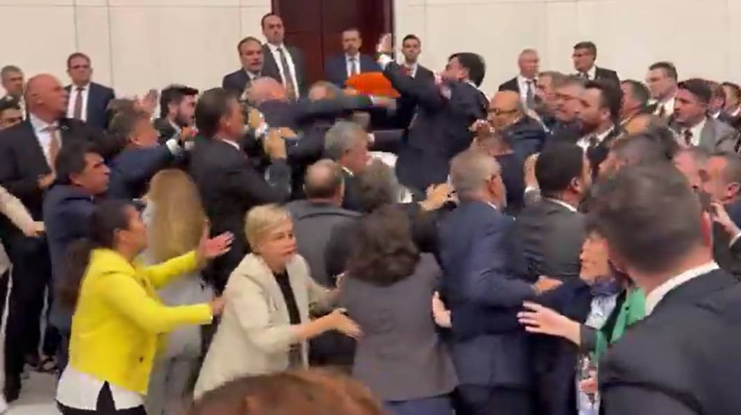 Alpay Özalan'ın Ahmet Şık'a saldırıp kaçmasının yakın görüntüleri ortaya çıktı - Resim: 5